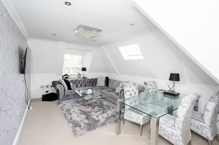 3 Bedroom Flat To Rent In Hempstead Road, Watford, Watford, WD17