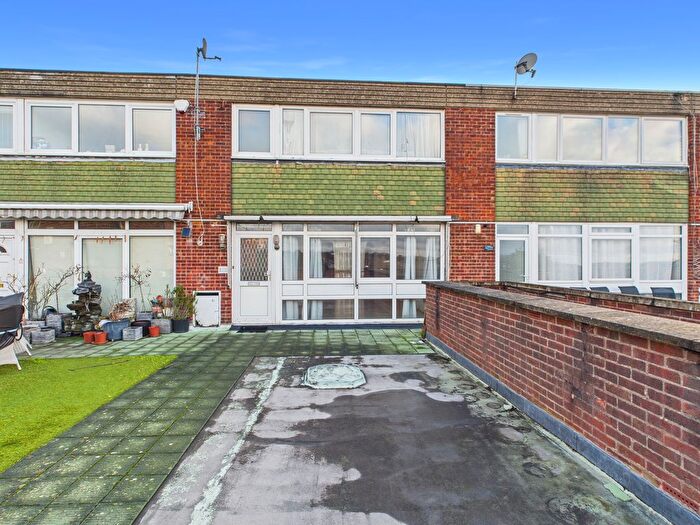 3 Bedroom Flat For Sale In High Road, London, N20