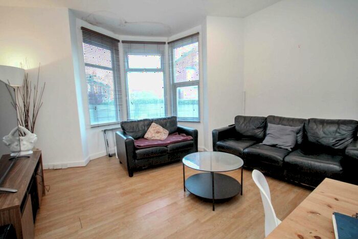 5 Bedroom End Of Terrace House To Rent In Beechwood Terrace, Burley, Leeds, LS4