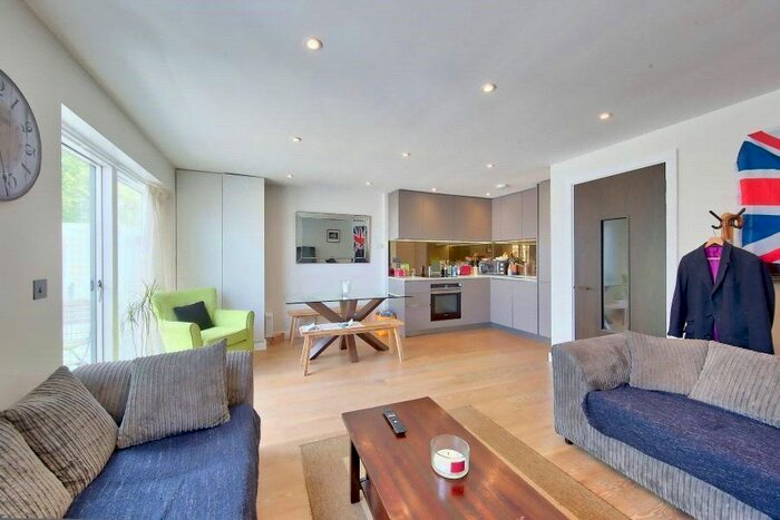 2 Bedroom Flat To Rent In Garratt Lane, London, SW18