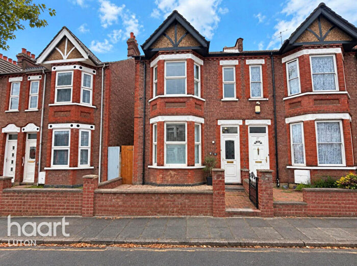 4 Bedroom Terraced House For Sale In Avondale Road, Luton, LU1