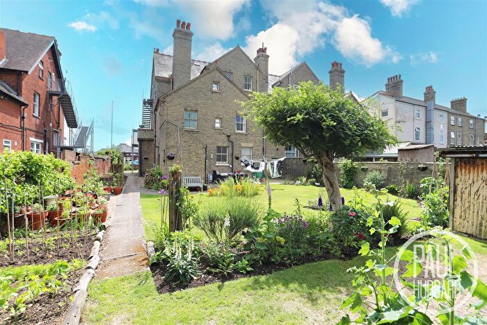 3 Bedroom Maisonette For Sale In Kirkley Cliff Road, Kirkley, NR33