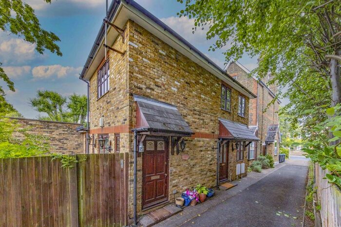 2 Bedroom Flat To Rent In Queens Road, London, SW19