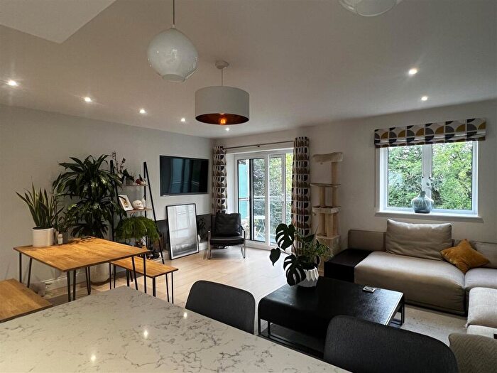 2 Bedroom Flat To Rent In Yarnells Hill, Oxford, OX2