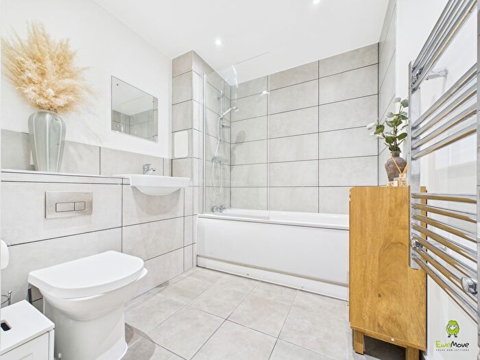 2 Bedroom Flat For Sale In Gala Court, Erith High Street, Erith, Kent, DA8