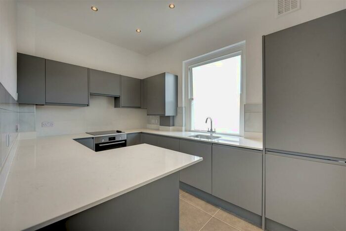 3 Bedroom Flat To Rent In Kings Road, London, SW10