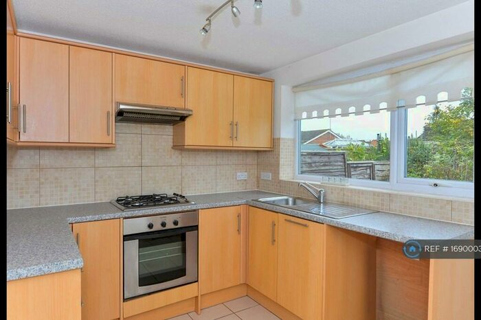 2 Bedroom Bungalow To Rent In Edgeworth Drive, Carterton, OX18