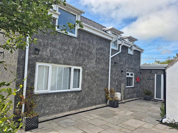 4 Bedroom Link Detached House For Sale In The Drive, Bodorgan, LL62