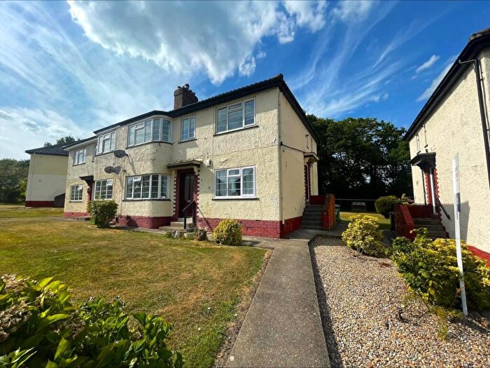 3 Bedroom Flat To Rent In Redesdale Gardens, Leeds, West Yorkshire, LS16