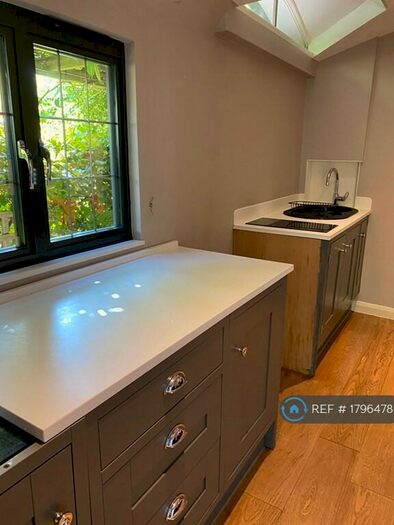 1 Bedroom Flat To Rent In Lammas Lane, Esher, KT10