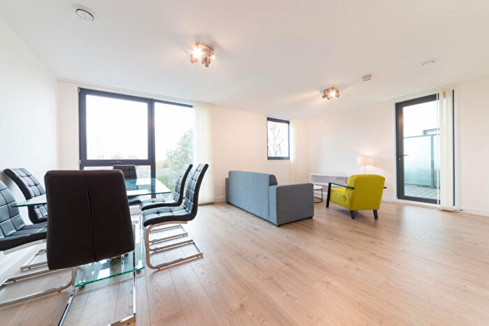 3 Bedroom Flat To Rent In Rotherhithe New Road, Bermondsey, SE16