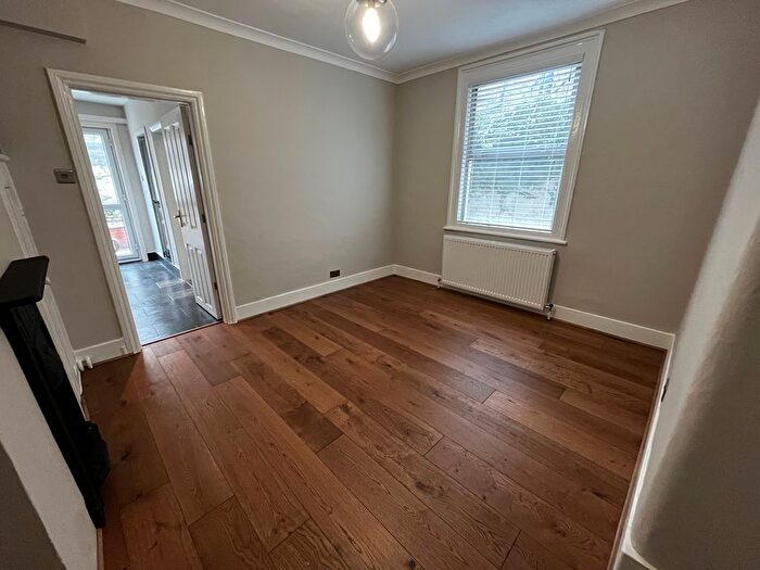 2 Bedroom Flat To Rent In Emu Road, Battersea, London, SW8