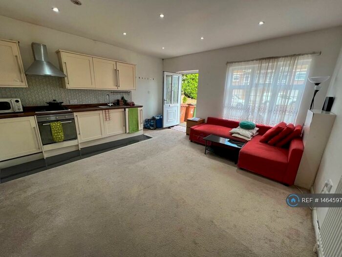 1 Bedroom Flat To Rent In Carshalton Road, Carshalton, SM5