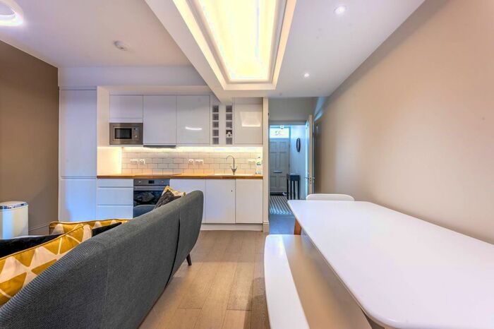 2 Bedroom Flat To Rent In Lena Gardens, Hammersmith, London, W6