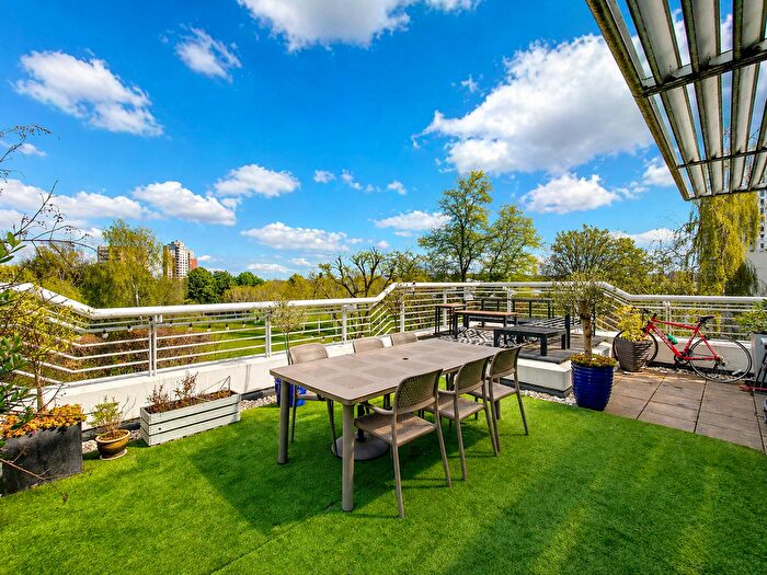 2 Bedroom Flat For Sale In Barrier Point Road, Royal Docks, E16