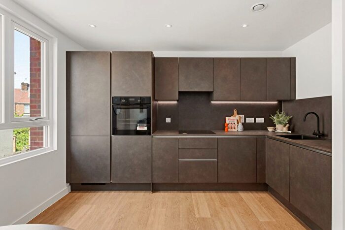 2 Bedroom Flat To Rent In Cloister Road, Acton, W3