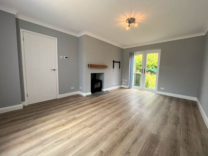 2 Bedroom Flat To Rent In Thornpark Rise, Exeter, EX1