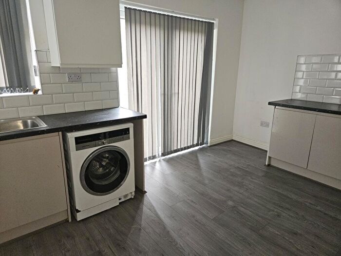 3 Bedroom Semi Detached House To Rent In Davis Avenue, Tipton, DY4