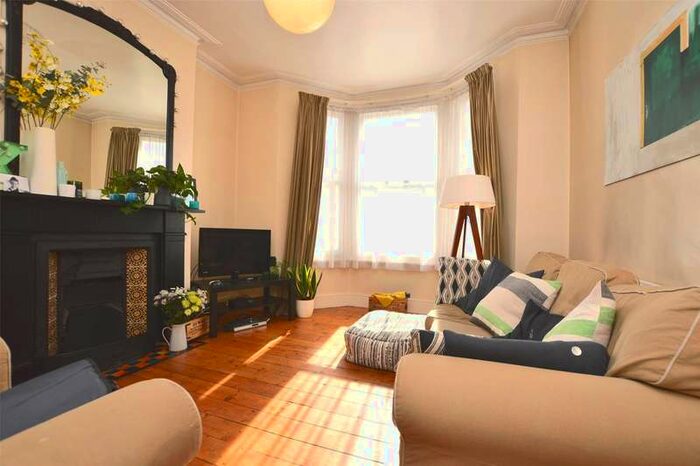 Maisonette Flat To Rent In Daphne Street, London, SW18