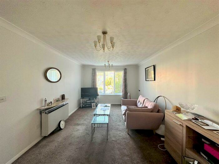 1 Bedroom Retirement Property To Rent In Hillside Gardens, Barnet, EN5