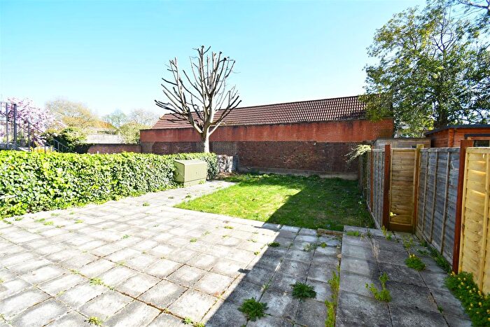 2 Bedroom Flat For Sale In Oakfield Road, Clifton, BS8