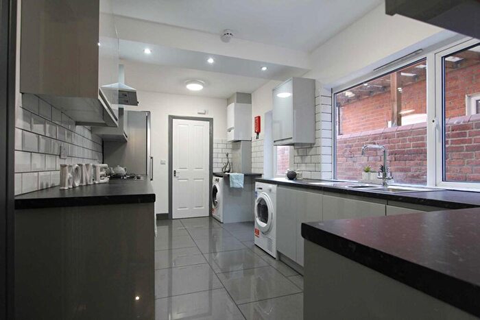 6 Bedroom Terraced House To Rent In Grange Avenue, Reading, RG6