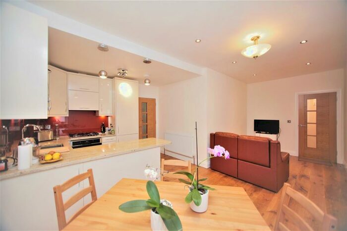2 Bedroom Maisonette To Rent In Cranbourne Gardens, Temple Fortune, NW11