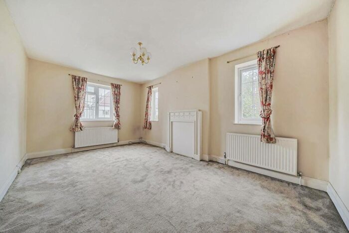 3 Bedroom Flat To Rent In Beechcroft Court, Golders Green, London, NW11