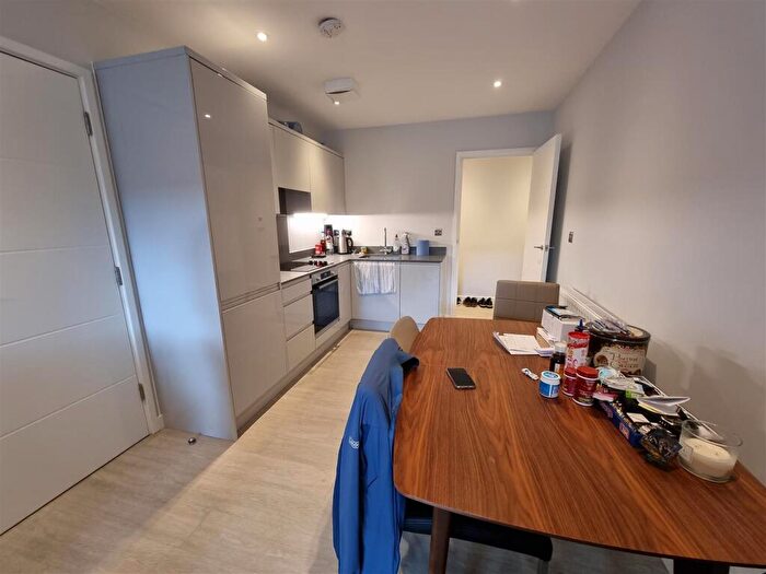 2 Bedroom Apartment To Rent In - George Lane, South Woodford, London, E18