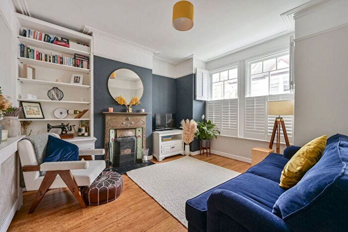 2 Bedroom Flat To Rent In Treport Street, Earlsfield, London, SW18