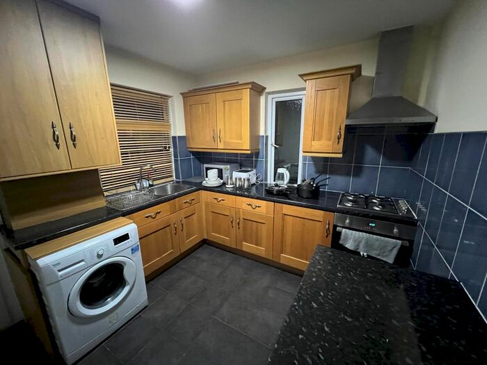 2 Bedroom Flat To Rent In Beehive Lane, Ilford, IG1
