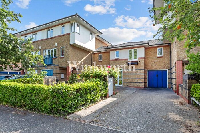 3 Bedroom Terraced House For Sale In Castleview Close, London, N4