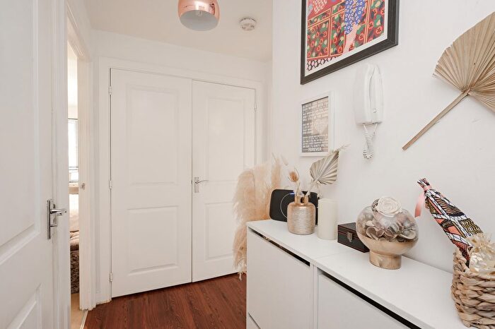 1 Bedroom Flat For Sale In Schoolgate Drive, Morden, SM4