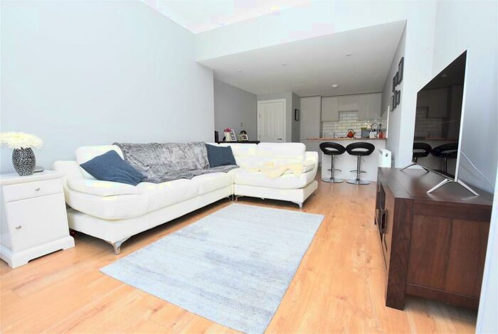 2 Bedroom Flat To Rent In Whitworth Road, London, SE25