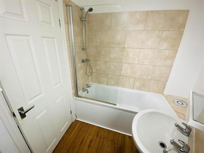 2 Bedroom End Of Terrace House To Rent In Idle Road, Bradford, BD2