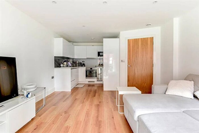1 Bedroom Flat To Rent In Upper Ground, London, SE1