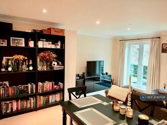 2 Bedroom Flat To Rent In Baden Powell Court, Godalming, GU7