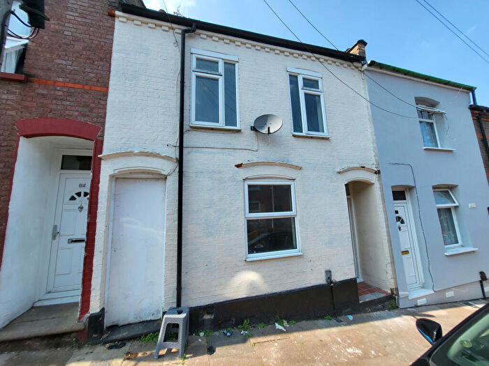 3 Bedroom Terraced House To Rent In Cambridge Street, LU1