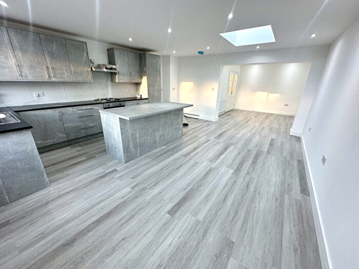 4 Bedroom Terraced House To Rent In Long Readings Lane, Slough, SL2