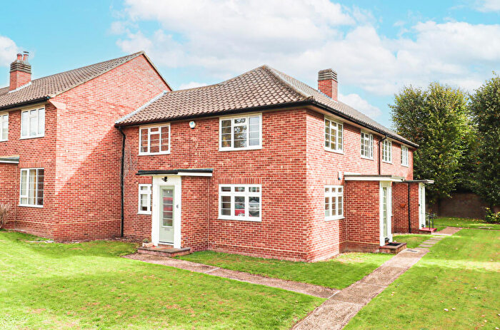2 Bedroom Flat For Sale In The Lawns, Mount Pleasant, St. Albans, AL3