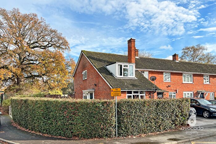 2 Bedroom End Of Terrace House For Sale In Pondmoor Road, Bracknell, RG12