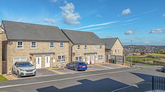 3 Bedroom Semi-Detached House For Sale In Rambling Walk, Clayton, Bradford, BD14