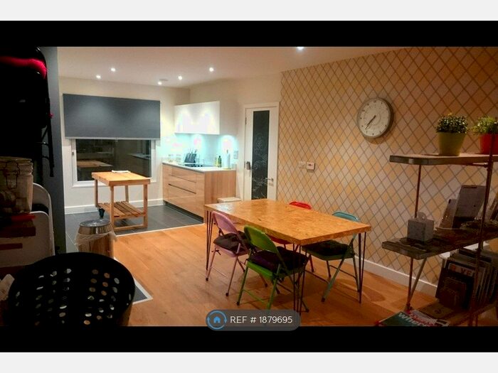 2 Bedroom Flat To Rent In Peartree Way, London, SE10