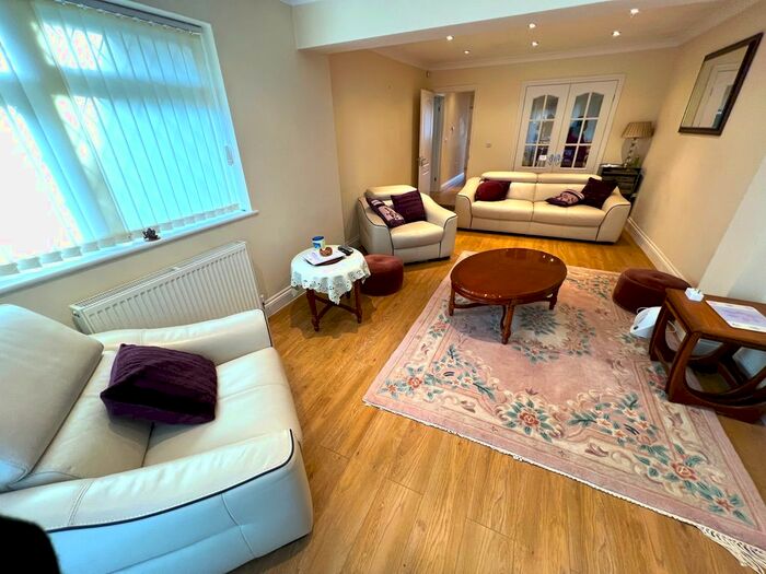 4 Bedroom Bungalow To Rent In St George's Avenue, Romford, RM11