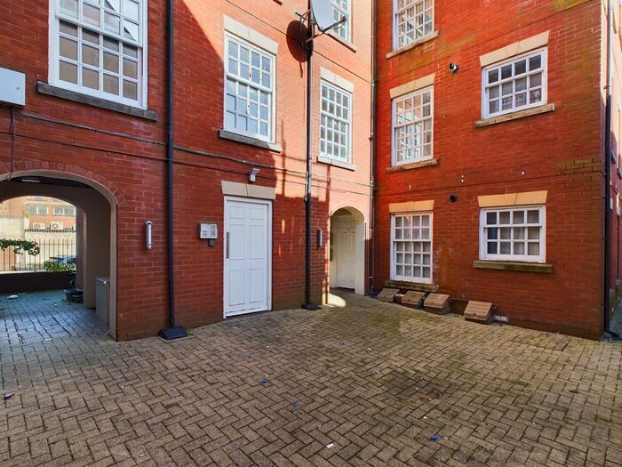 2 Bedroom Flat For Sale In Kings Court, Bridgwater, TA6