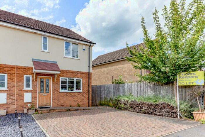 3 Bedroom Semi-Detached House To Rent In Taylor Close, Bicester, OX26
