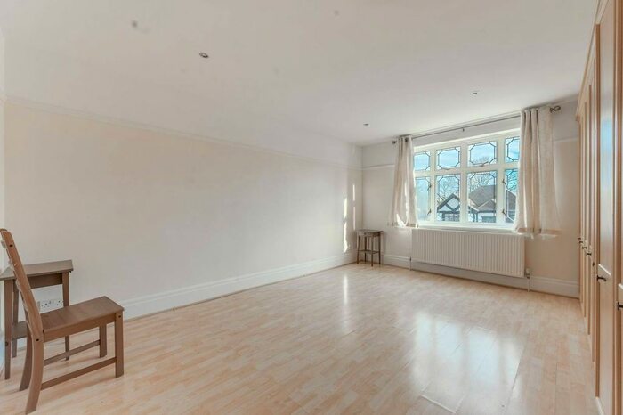 5 Bedroom Detached House To Rent In Dukes Avenue, Edgware, HA8