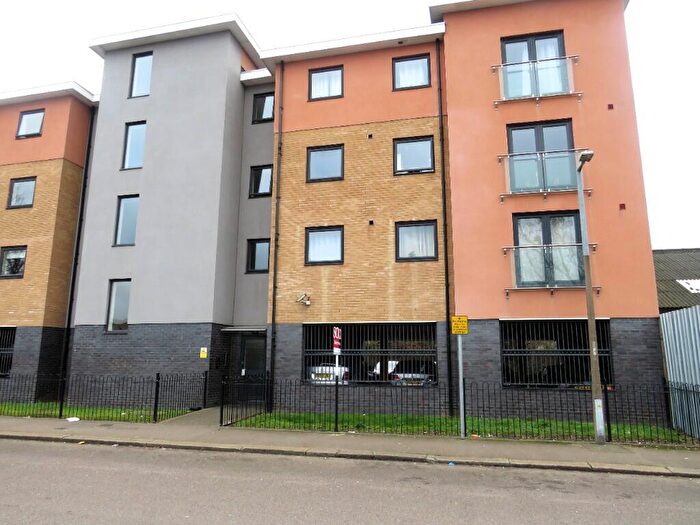 2 Bedroom Flat For Sale In Lansdowne Road, Tilbury, Essex, RM18