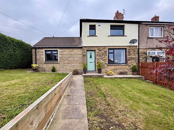 3 Bedroom Town House For Sale In Westminster Crescent, Clayton, Bradford, BD14