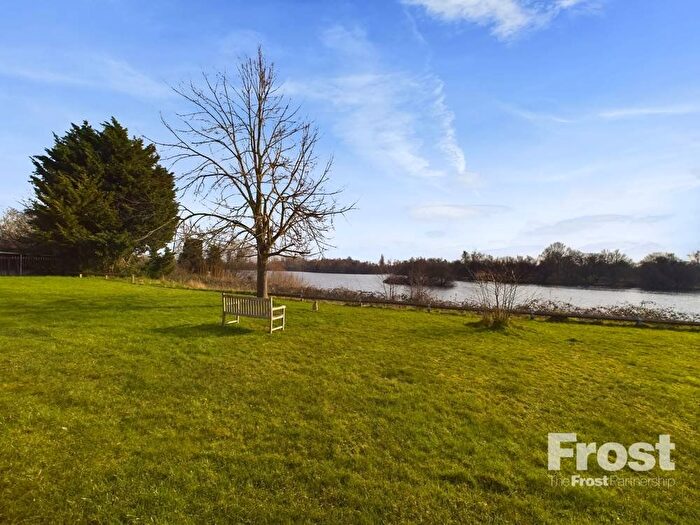 3 Bedroom Bungalow For Sale In Tithe Lane, Wraysbury, Staines-Upon-Thames, Berkshire, TW19